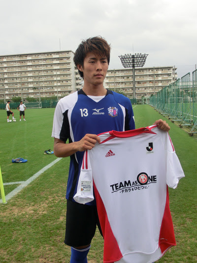 柿谷選手へ 東日本大震災復興支援 12jリーグスペシャルマッチ ユニフォームが届けられました セレッソ大阪オフィシャルウェブサイト Cerezo Osaka
