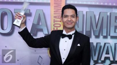 Foto: Potret Dude Harlino, Si Georgeous Dad 2017 http://ift.tt/20kt43r - Berita Terkini Dude Harlino Terbaru Hari Ini -Seorang ayah punya peran penting dalam rumahtangga. Selain mencari nafkah, ayah juga terlibat dalam mendidik serta menjaga anak-anaknya. Oleh karenanya, Infotaimen Award 2017 memasukkan nominasi untuk memberikan penghargaan para ayah, Gorgeous Dad.