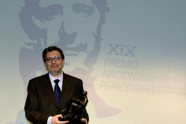 El filólogo y periodista Ignacio Camacho con el premio. © EFE/NACHO GALLEGO