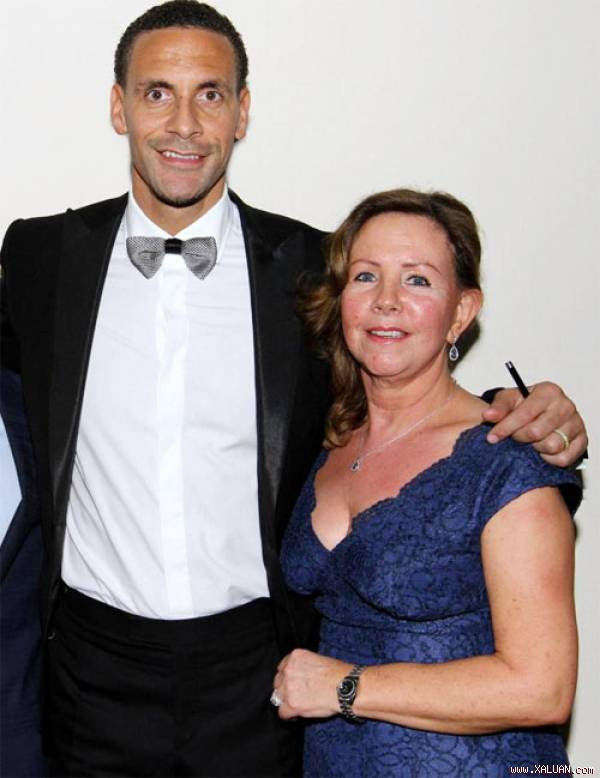 Rio Ferdinand và mẹ, bà Janice St Fort. Ảnh: Sun.