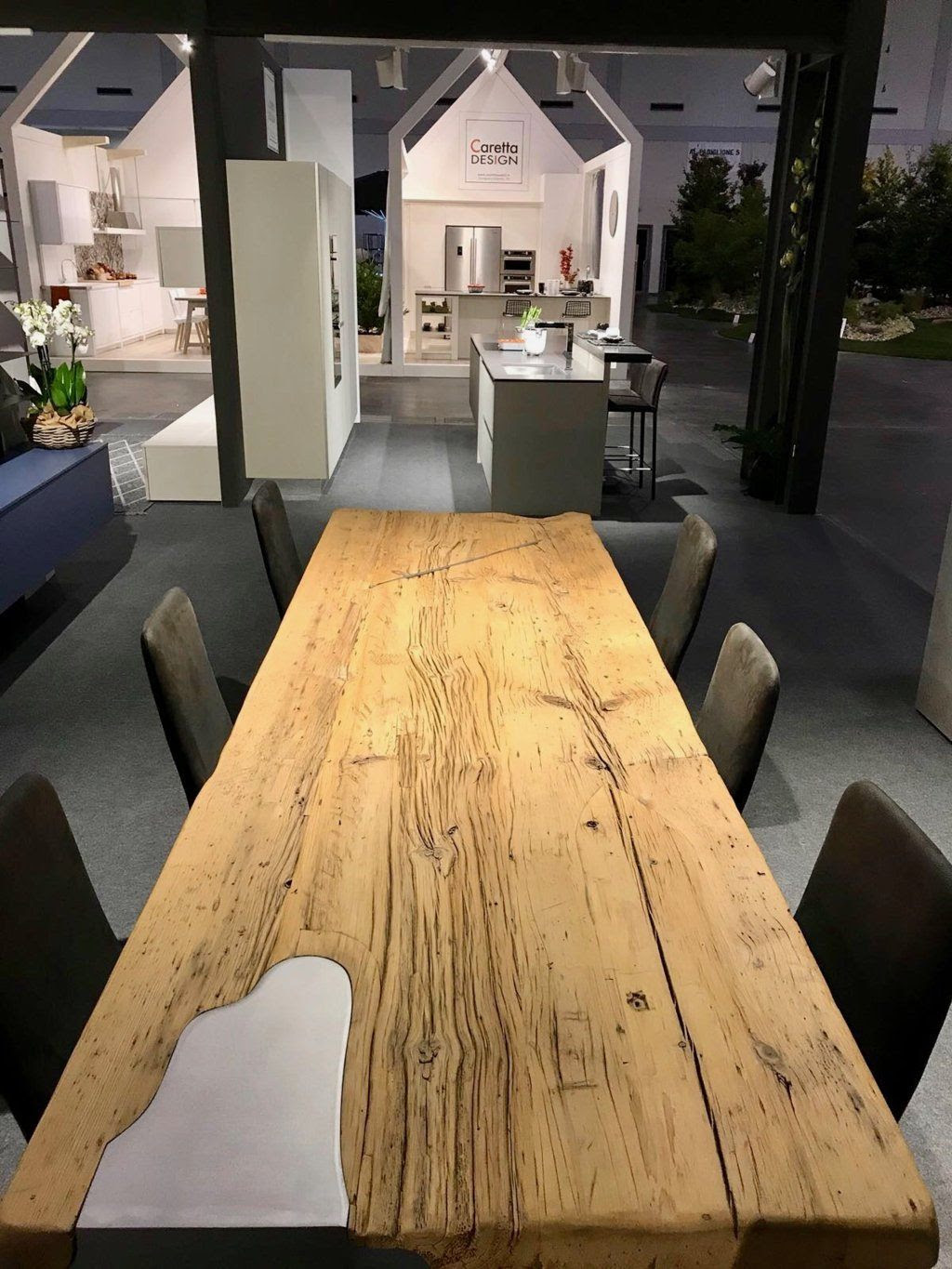 Tavolo In Legno Grezzo Con Decorazione In Metallo New