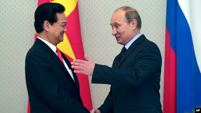 Tổng thống Nga Vladimir Putin chào đón Thủ tướng Việt Nam Nguyễn Tấn Dũng dinh thự Bocharov Ruchei ở khu nghỉ dưỡng Biển Đen của Sochi, ngày 15/5/2013. 