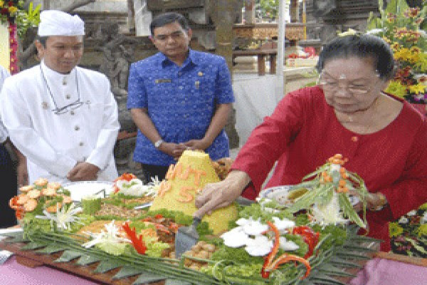 Desak Gede Raka, istri perintis Bali Post, meninggal dunia 