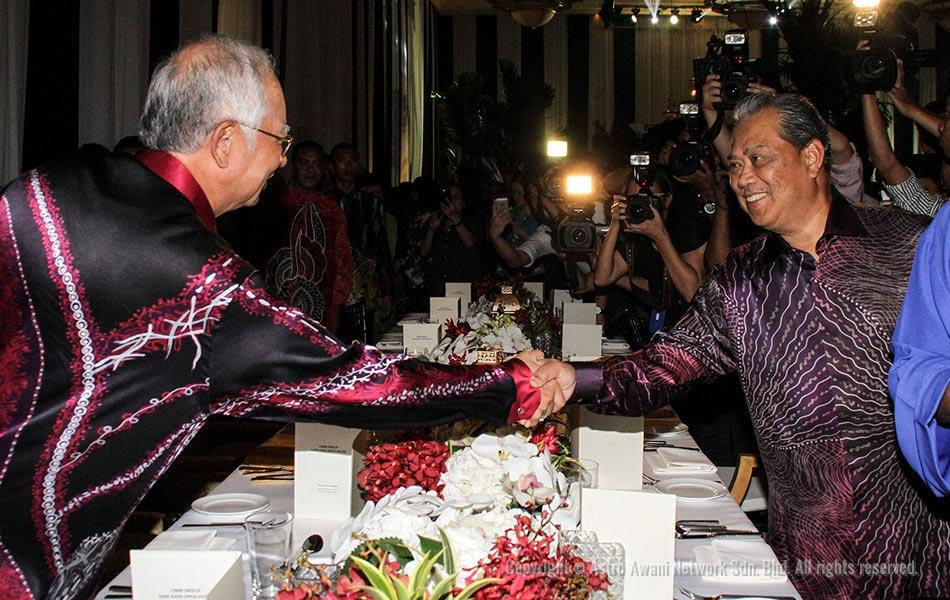 Muhyiddin Yassin berjabat tangan dengan Najib Razak 