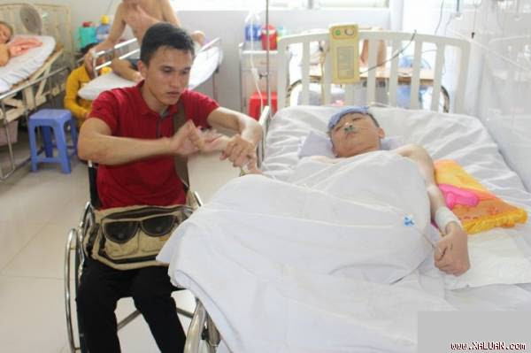  Đức bị liệt 2 chân, một mình đưa bạn xuống bệnh viện Chợ Rẫy để điều trị.
