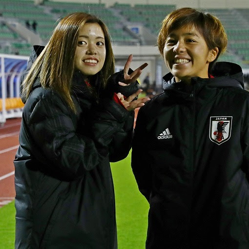 可愛いとかっこいいのコラボ なでしこ岩渕真奈 長谷川唯の カメラ目線 新スパイク ショットが話題 サッカーダイジェストweb