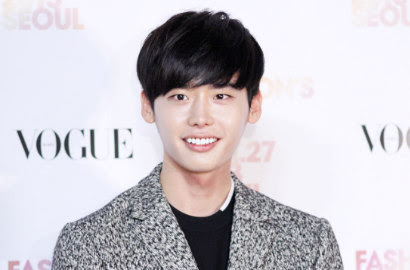 Inilah aktor dari serial 'Pinocchio' yang akan beradu akting lagi dengan Lee Jong Suk http://ift.tt/20kt43r - Berita Terkini Lee Jong Suk Terbaru Hari Ini -Serial terbaru "While You Were Sleeping" telah mengkonfirmasi dua nama pemeran utamanya yaitu Suzy dan Lee Jong Suk. Sebagai serial yang baru memulai proses produksi, "While You Were Sleeping" pun masih disibukkan dengan menambah aktor dan artis baru untuk mengisi jajaran pemerannya. 