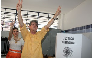 Candidato ao governo da Paraíba, Ricardo Coutinho (PSB), vota em escola de João Pessoa.