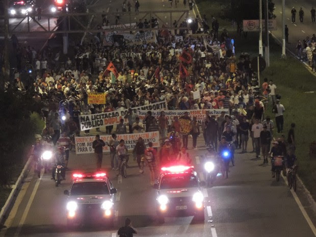 Manifestantes da #RevoltadoBusão nas proximidades do viaduto Quarto Centenário (Foto: Felipe Gibson)