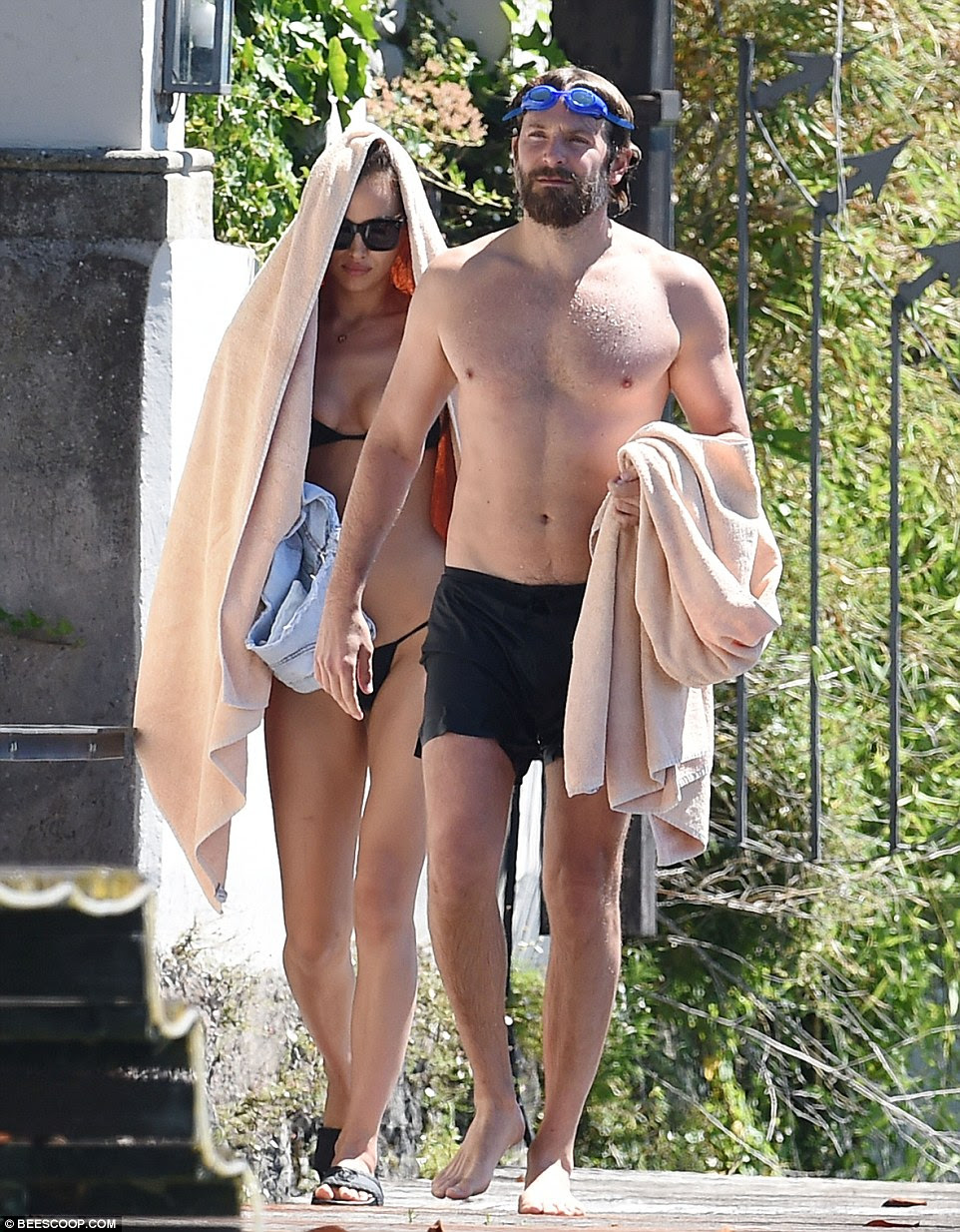 O longo e curto do que: Irina foi visto carregando seus shorts jeans sumários enquanto ela e Bradley preparado para avançar com o seu dia de lazer