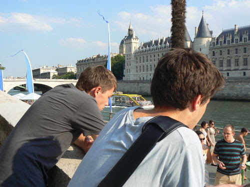 paul et clem à Paris PLage.jpg