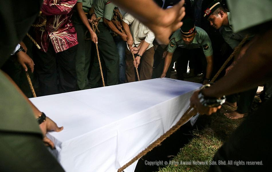 Keranda diturunkan  Upacara pengebumian Tan Sri 