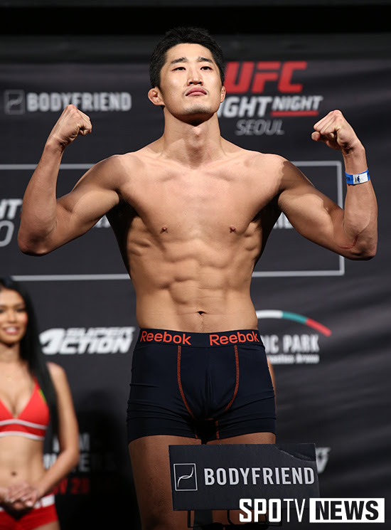 UFC 영상 김동현-워터스, 계급장 떼고 계체량 통과