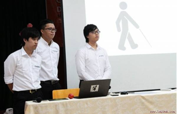 Nhóm sinh viên lắng nghe nhận xét đánh giá của Hội đồng chấm đồ án.