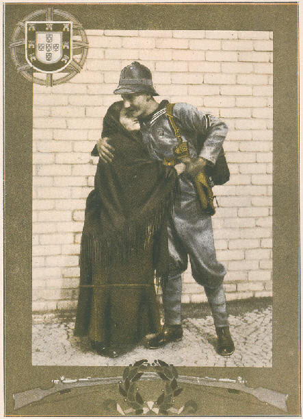 Abraço de Despedida: partida de um Fuzileiro Naval do Batalhão de Marinha Expedicionário a Angola  (1914). Foto Benoliel,Ilustração Portuguesa n.º 456, de 16 de Novembro de 1914. 