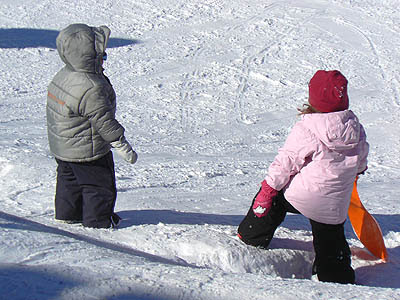 les enfants font de la luge.jpg