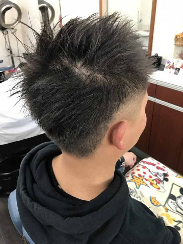 岐阜県 大垣市 メンズ メンズカット メンズヘア ヘアスタイル ツーブロック スキンフェード フェード カット シェービング エステ メンズスタイル バーバー バーバースタイル Barber 美容室 理容室 ソフトモヒカン メリハリのきいたツーブロックスタイルで カッコ良く