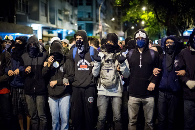 Manifestantes mascarados marcham no Rio em novo protesto contra o governador Sérgio Cabral