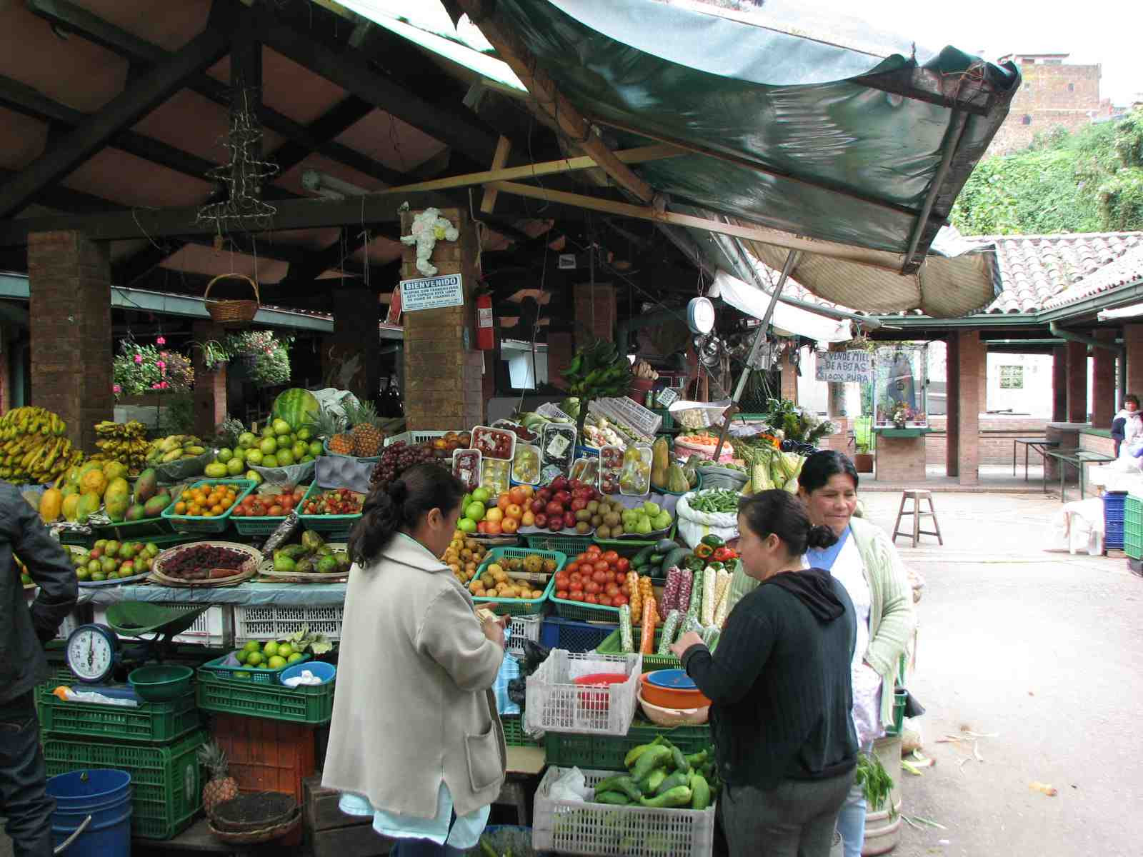 Vendors in Paloquemao, Bogotá's second-largest fruit market. Vendor di Paloquemao, pasar buah terbesar kedua Bogotá.