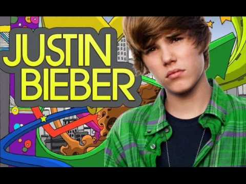 pictures of justin bieber kissing selena gomez on the lips. justin bieber kissing