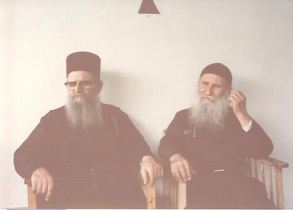 joseph14 Με τον παραδελφό του μακαριστό παπα- Χαράλαμπο, τότε Ηγούμενο της Μονής Διονυσίου σε επίσκεψή του στη Νέα Σκήτη (1986).
