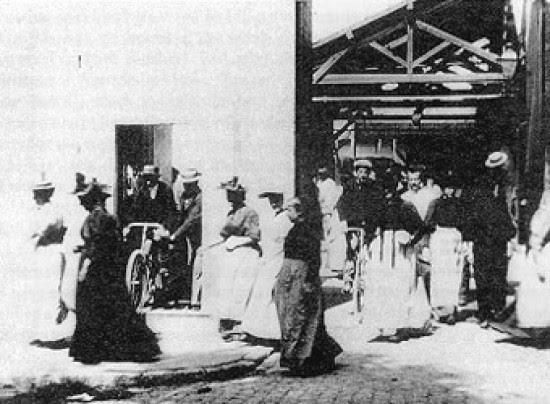 Trabajadores saliendo de la fábrica