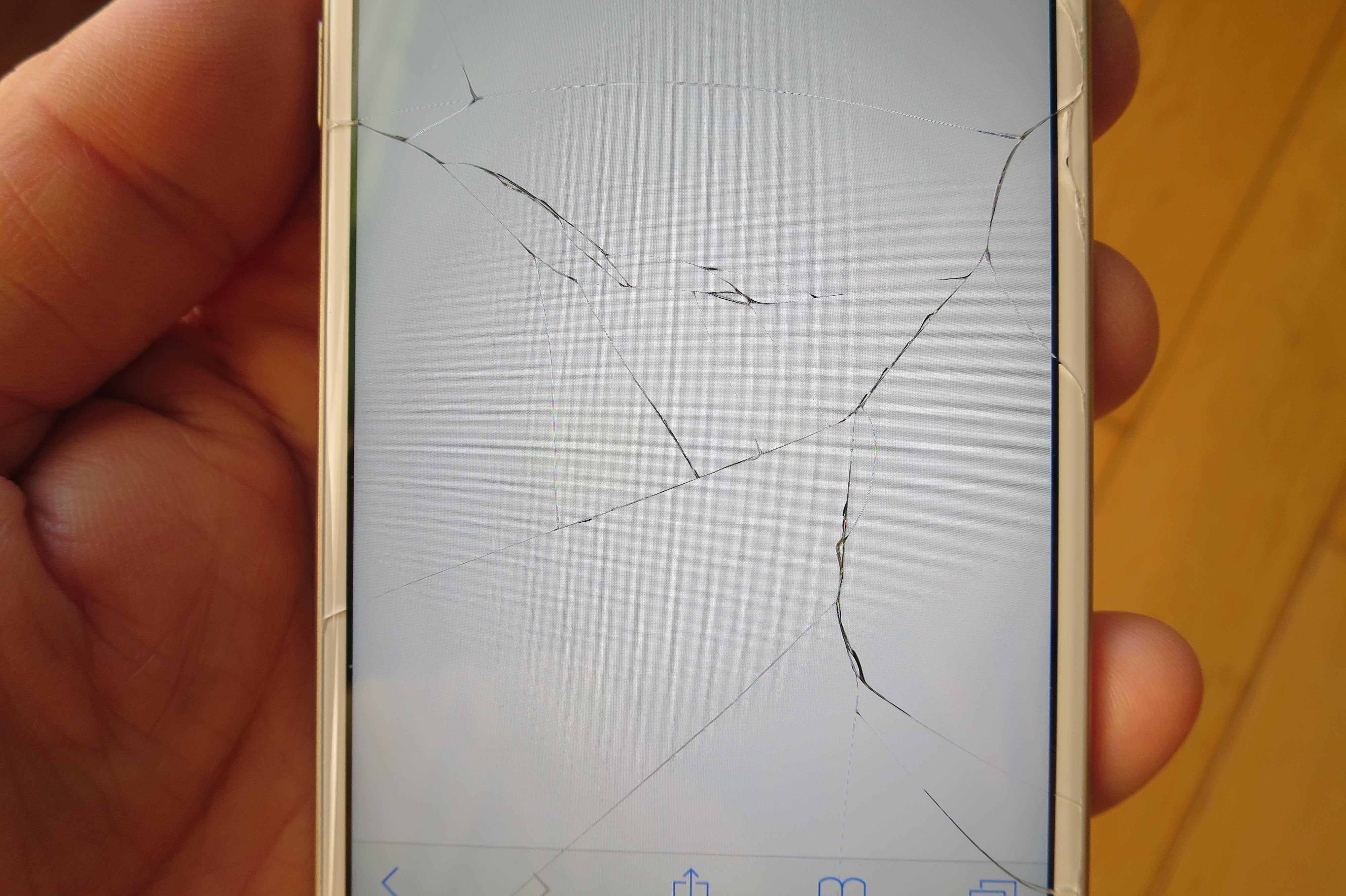 泣 Iphoneのガラス画面割れ 自分で修理 100均の液晶保護フィルムでたった108円で応急処置完了 ムラウチドットコム社長 村内伸弘のブログが好き