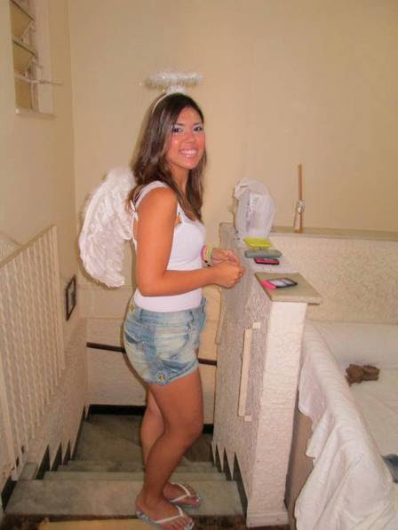 Tayenne usa asas de anjo em foto