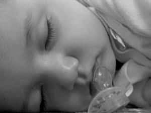 Bebe Pleure La Nuit Calmer Les Hurlements Ou Laisser Pleurer