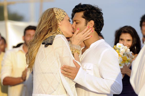Jaqueline (Claudia Raia) se casa com Thales (Armando Babaioff) em um lindo luau ao pôr-do-sol 