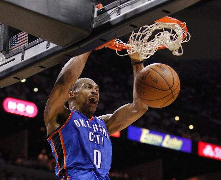 サンダー 決勝にあと１勝 ｎｂａプレーオフ 豪快なダンクシュートを決めるサンダーのウエストブルック ４日 サンアントニオ ロイター 共同 四国新聞社