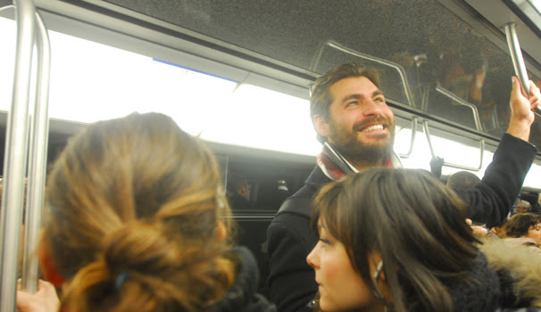 Thiago Lacerda se aventurou no metrô parisiense (Foto: Zé Paulo Cardeal/ TV Globo)