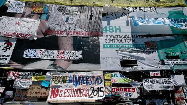 Se retirarán los carteles de los pequeños comercios de Sol, pero no de los grandes
