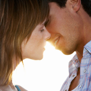 couple kissing