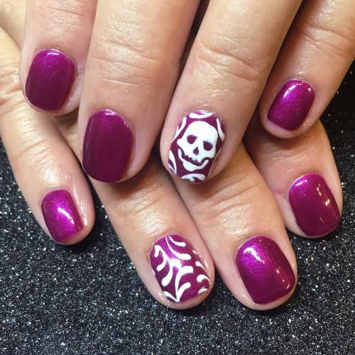 A simple skull accent for #Halloween! #halloweennails