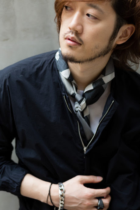 男性の正しいスカーフの巻き方は Guで買えるスカーフもオススメ 服を着るならこんなふうに第40話補足 最も早くオシャレになる方法 現役メンズファッションバイヤーが伝える洋服の 知り方 Knower Mag