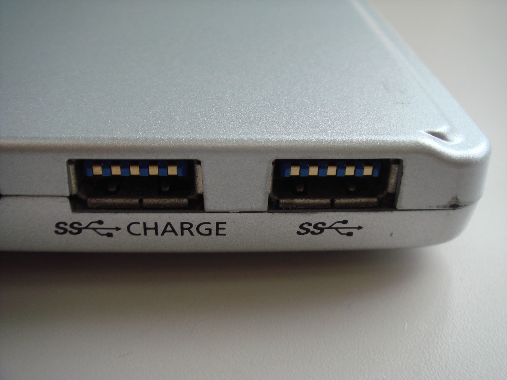 Usbポートとは Usb 2 0とusb 3 0の端子の違い 見分け方 青 白の色 形 Ssマークで確認 Urashita Com 浦下 Com ウラシタドットコム