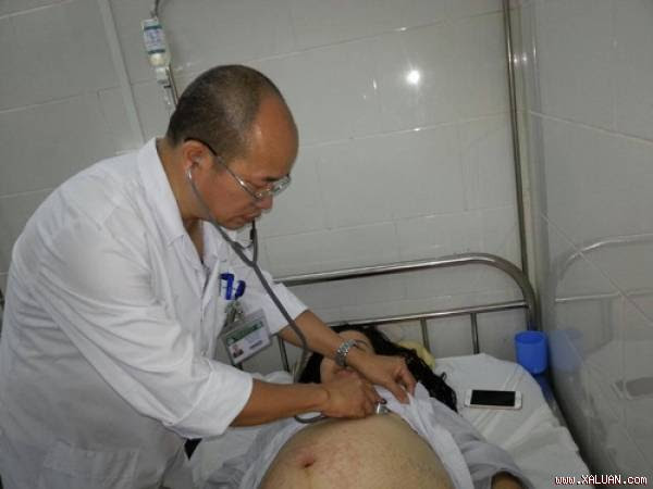 TS Đỗ Duy Cường đang khám cho một sản phụ mắc sốt xuất huyết.