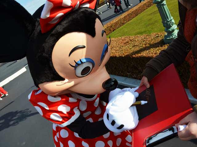1日で全てのディズニーキャラにサインをもらえるか I Luv D2 ディズニー写真ブログ