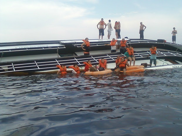 Vítimas foram resgatadas pelo Corpo de Bombeiros e Marinha (Foto: Divulgação/Marinha)