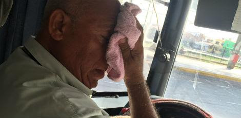 Para diminuir o calor, o motorista José Natanael da Silva anda com uma toalha e instalou por conta própria um mini ventilador