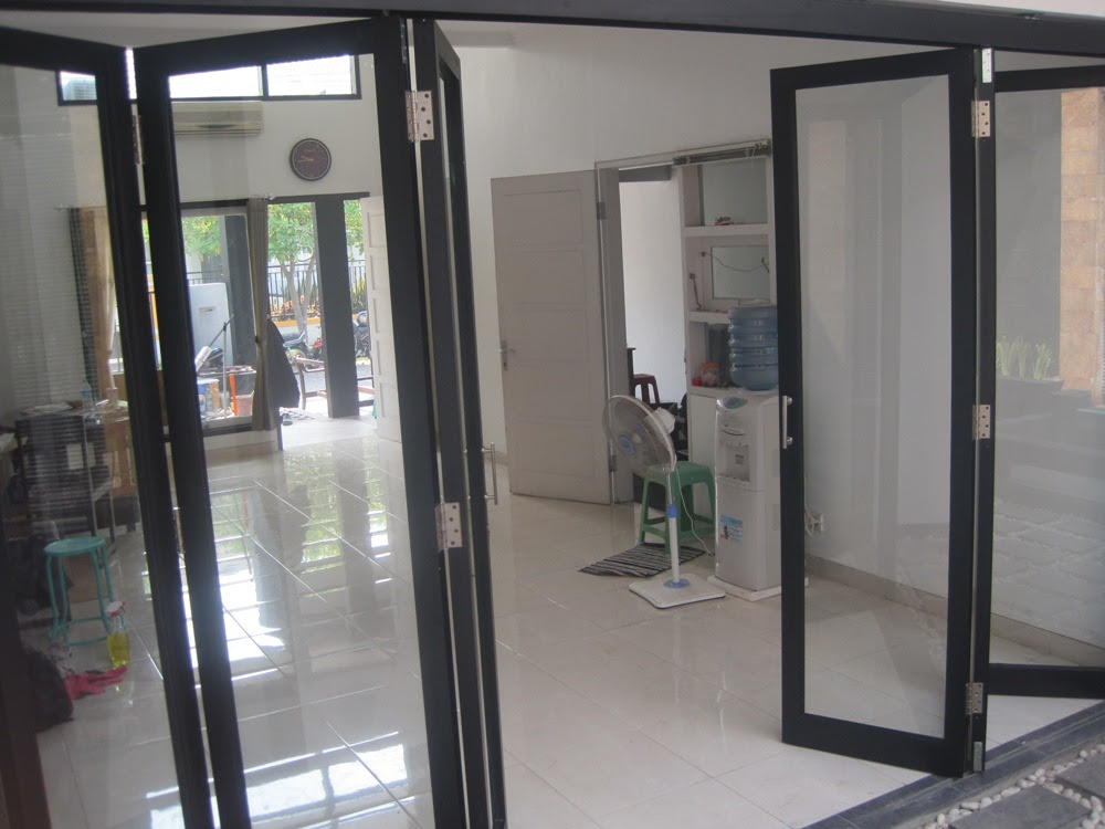 Pintu lipat aluminium kaca memberi kesan minimalis dan modern Pintu lipat aluminium kaca memberi kesan minimalis dan modern