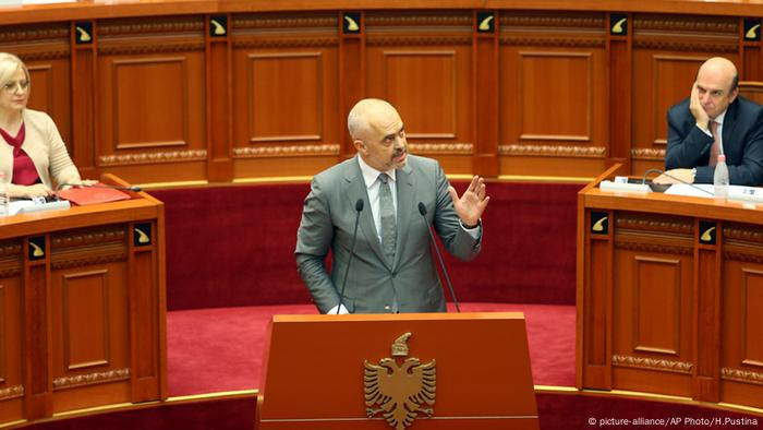 Edi Rama Albanien spricht im Parlament in Tirana (picture-alliance/AP Photo/H.Pustina)