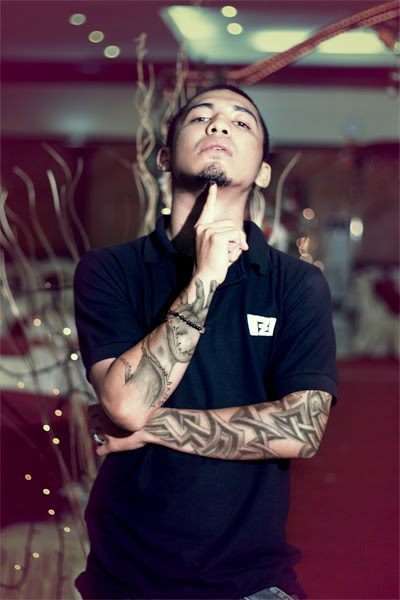 Men who are tattooed on his hands