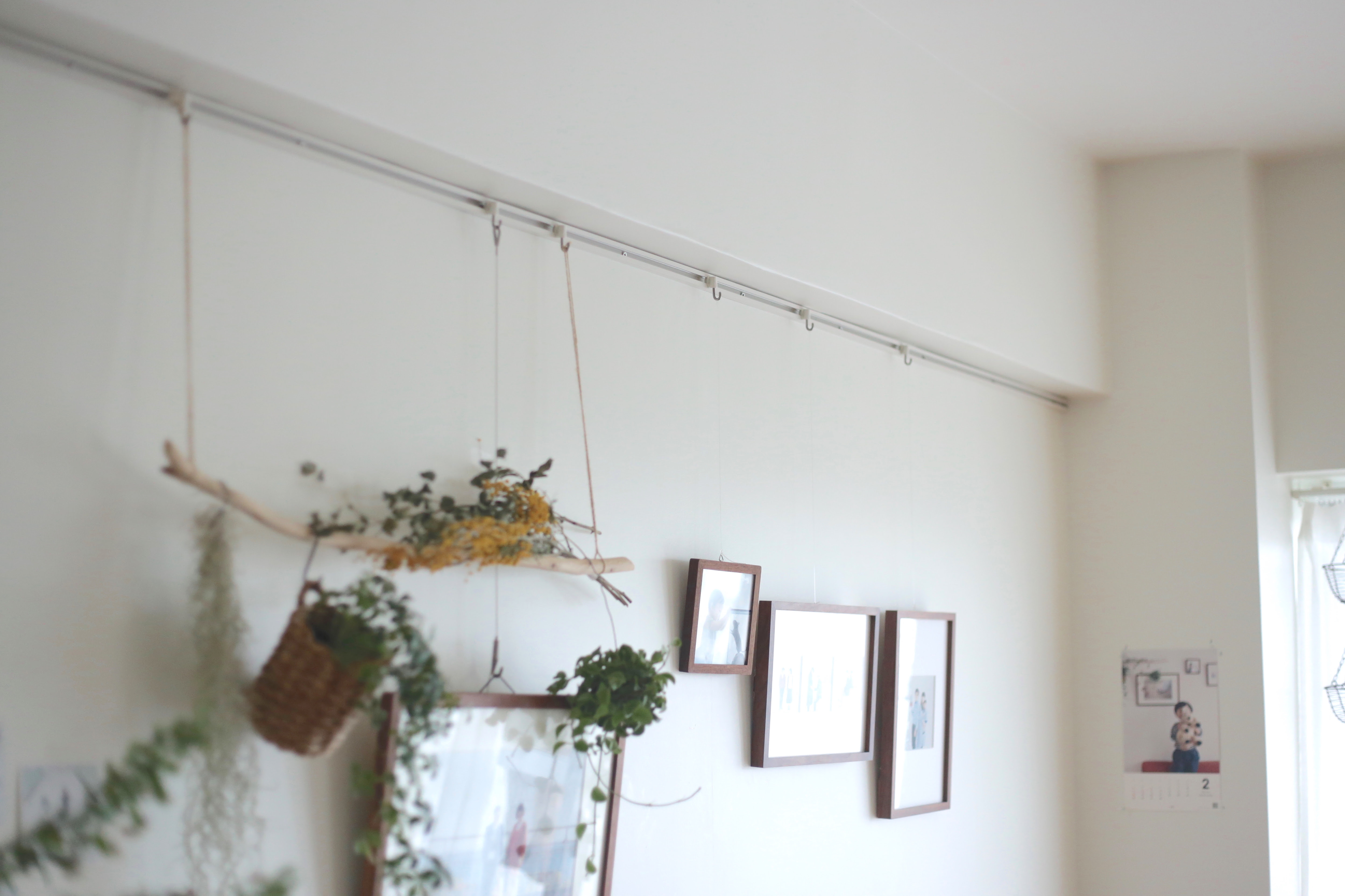 賃貸やコンクリート壁でも大丈夫 穴を開けずに写真を飾ろう つづる