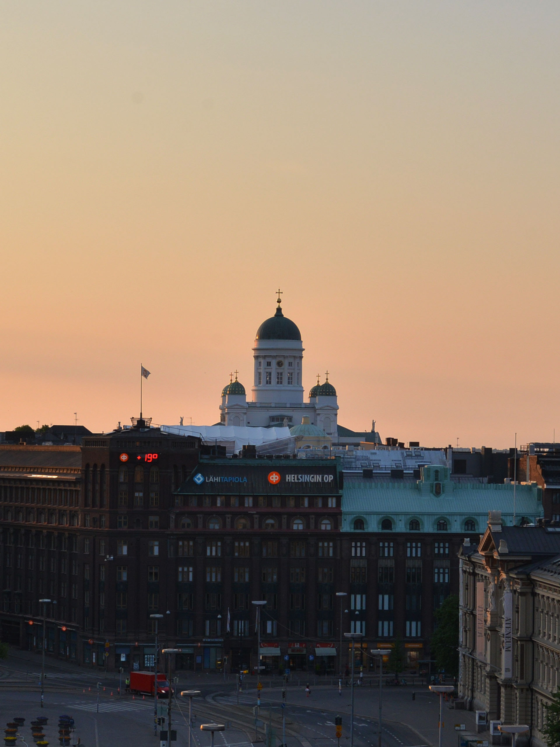 北欧フィーカ フィンランド ヘルシンキの旅 白夜に輝くヘルシンキ大聖堂とマーケット広場 Scandinavian Fika