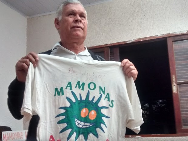Hidelbrando Alves com uma camiseta autografada pelo filho Dinho (Foto: Douglas Pires / G1)