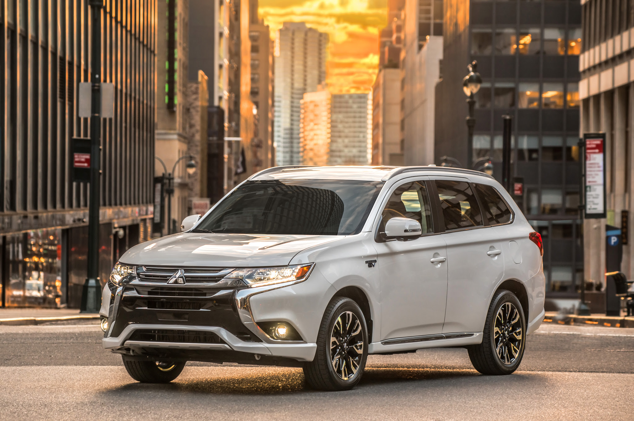 2017 Mitsubishi Outlander PHEV front three quarter 06
