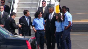 Obama con los cuatro estudiantes destacados que lo recibieron en la pista de aterrizaje. Juntos a ellos, Franklin Chang. CRH