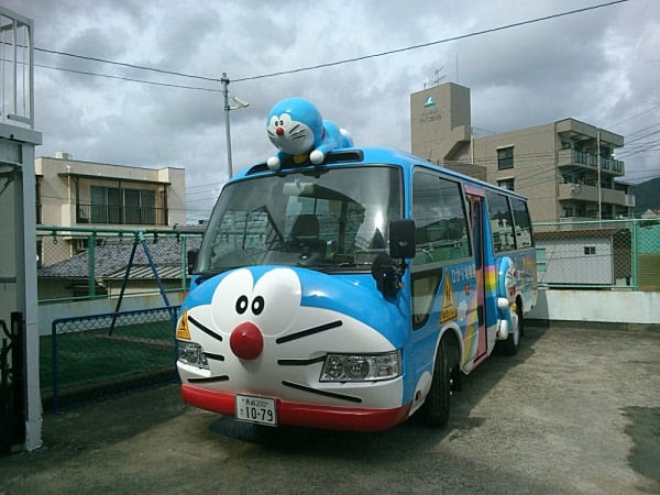 ドラえもんバス登場